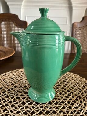 Vintage Mcm retro green Homer Laughlin fiesta coffee/teapot pitcher.